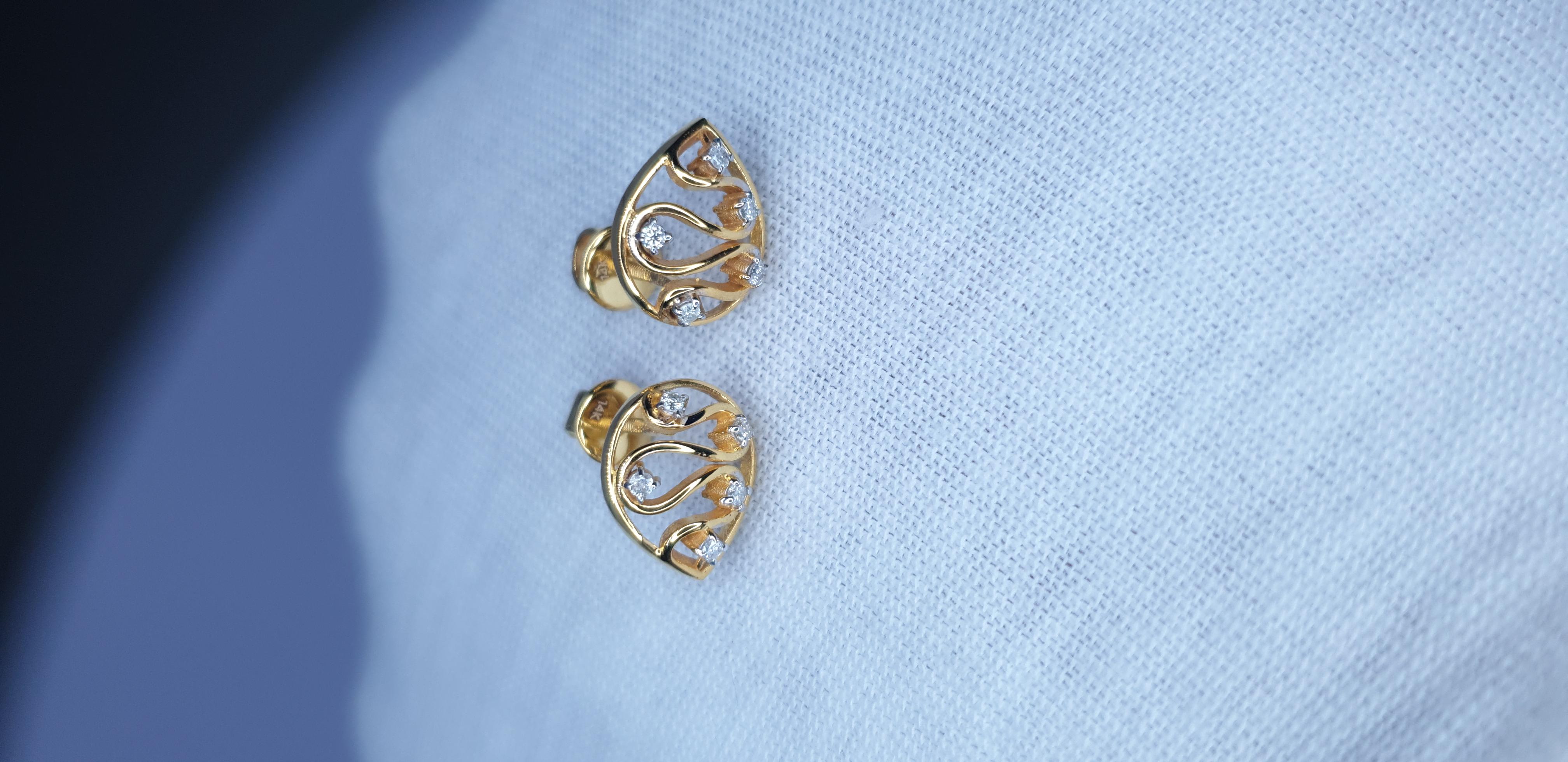 Art déco Boucles d'oreilles en or massif 14K avec diamants en forme de goutte. en vente