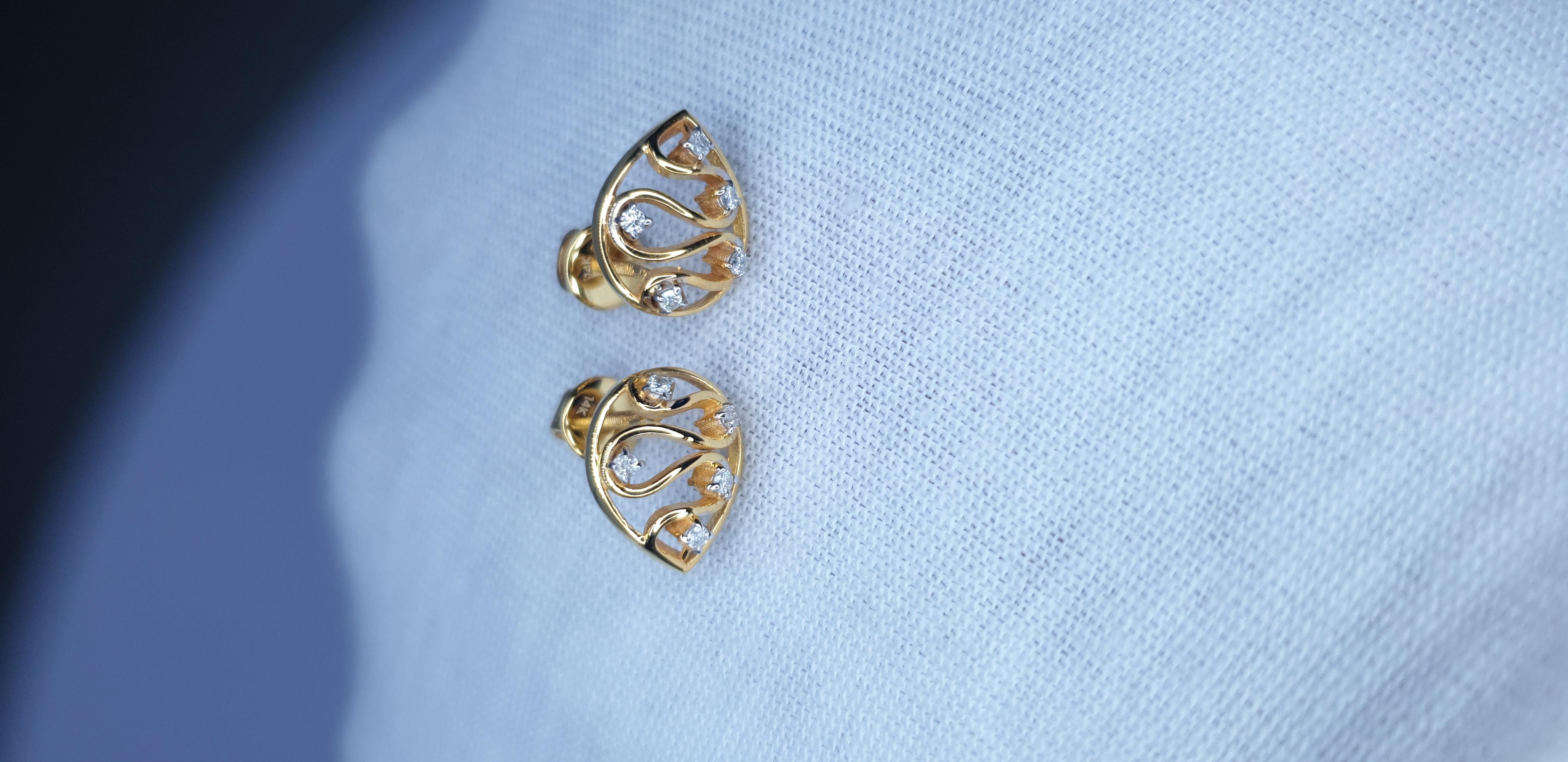 Taille ronde Boucles d'oreilles en or massif 14K avec diamants en forme de goutte. en vente