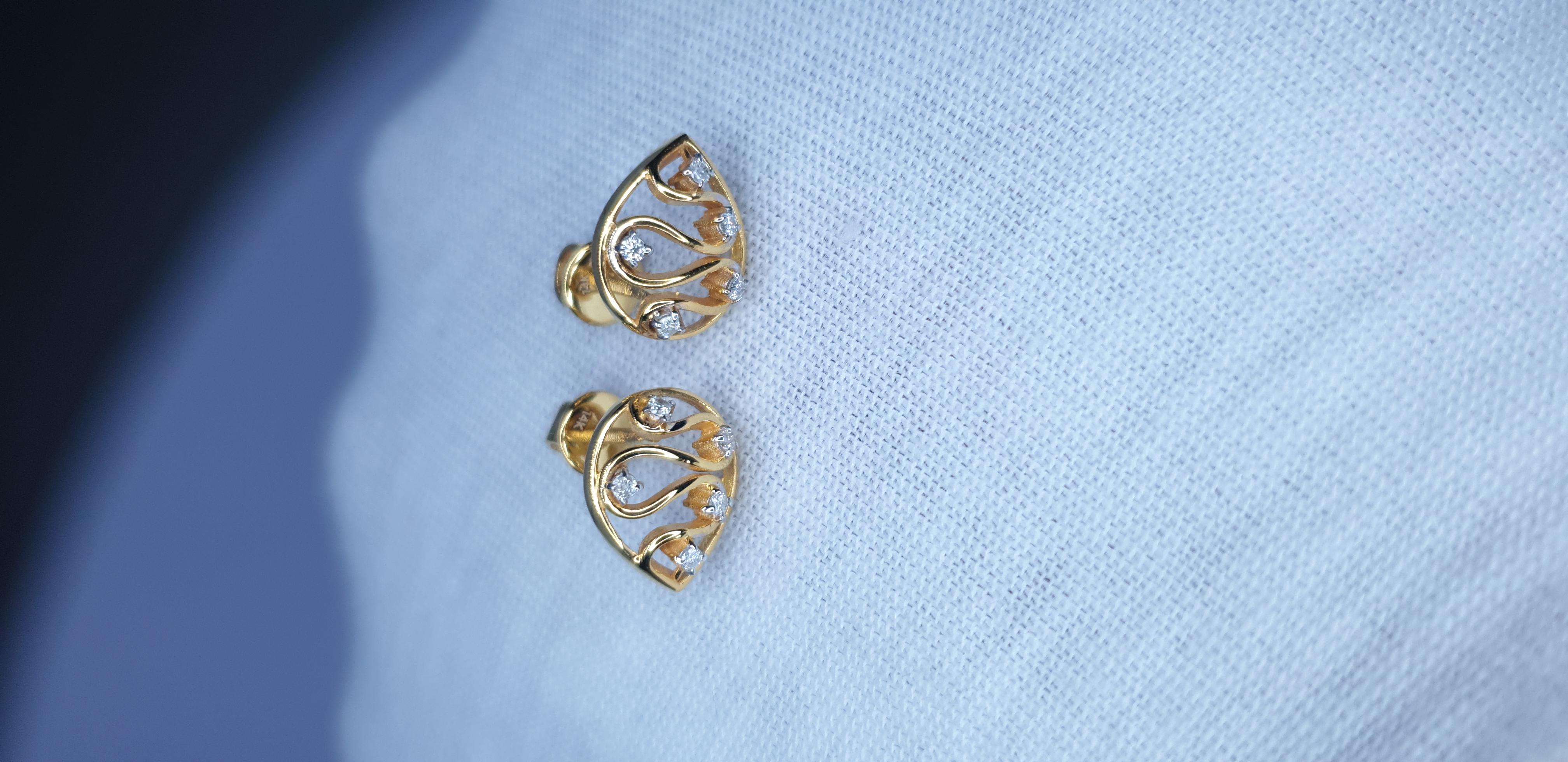 Boucles d'oreilles en or massif 14K avec diamants en forme de goutte. Neuf - En vente à Chicago, IL