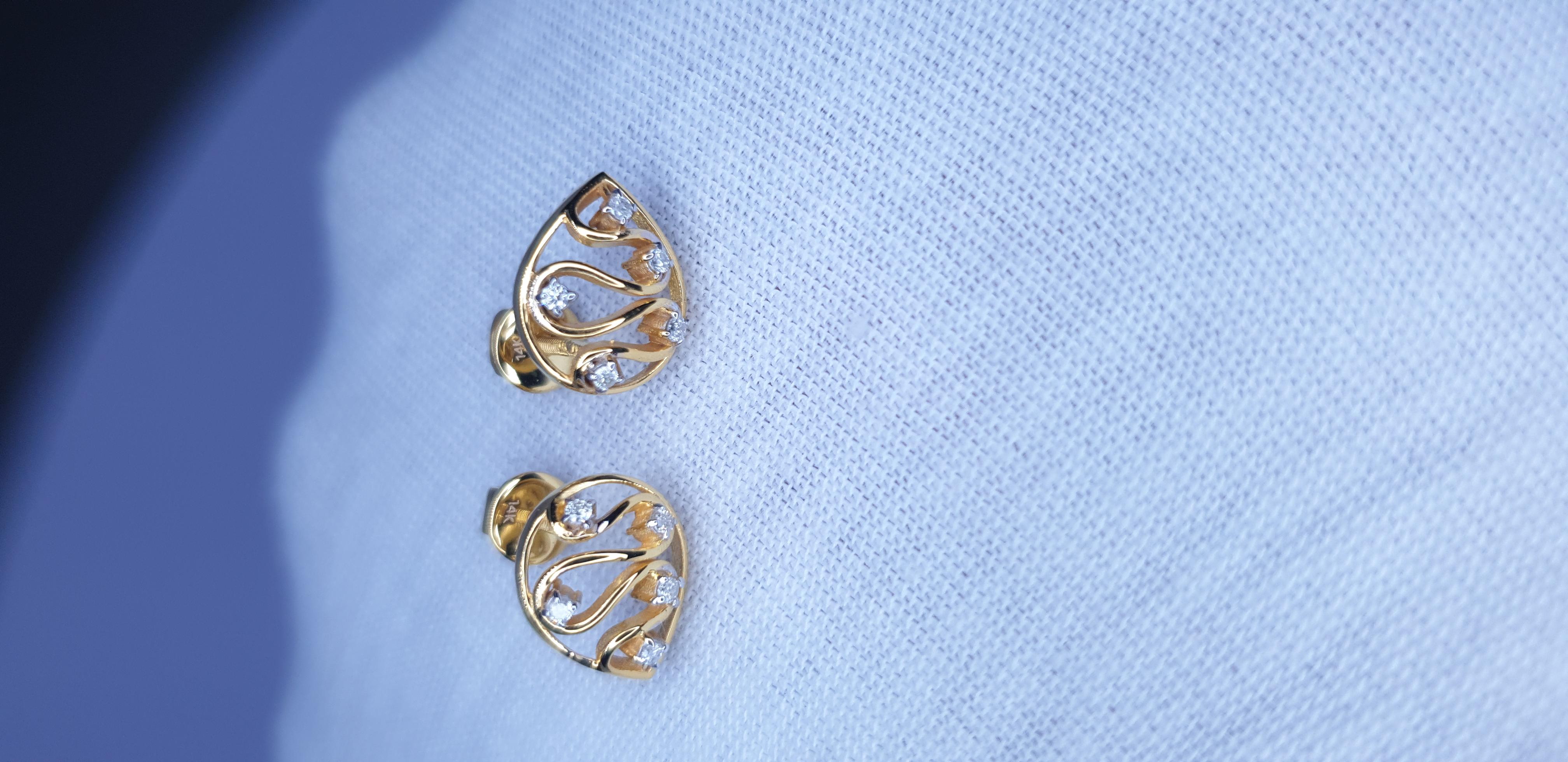 Boucles d'oreilles en or massif 14K avec diamants en forme de goutte. en vente 1