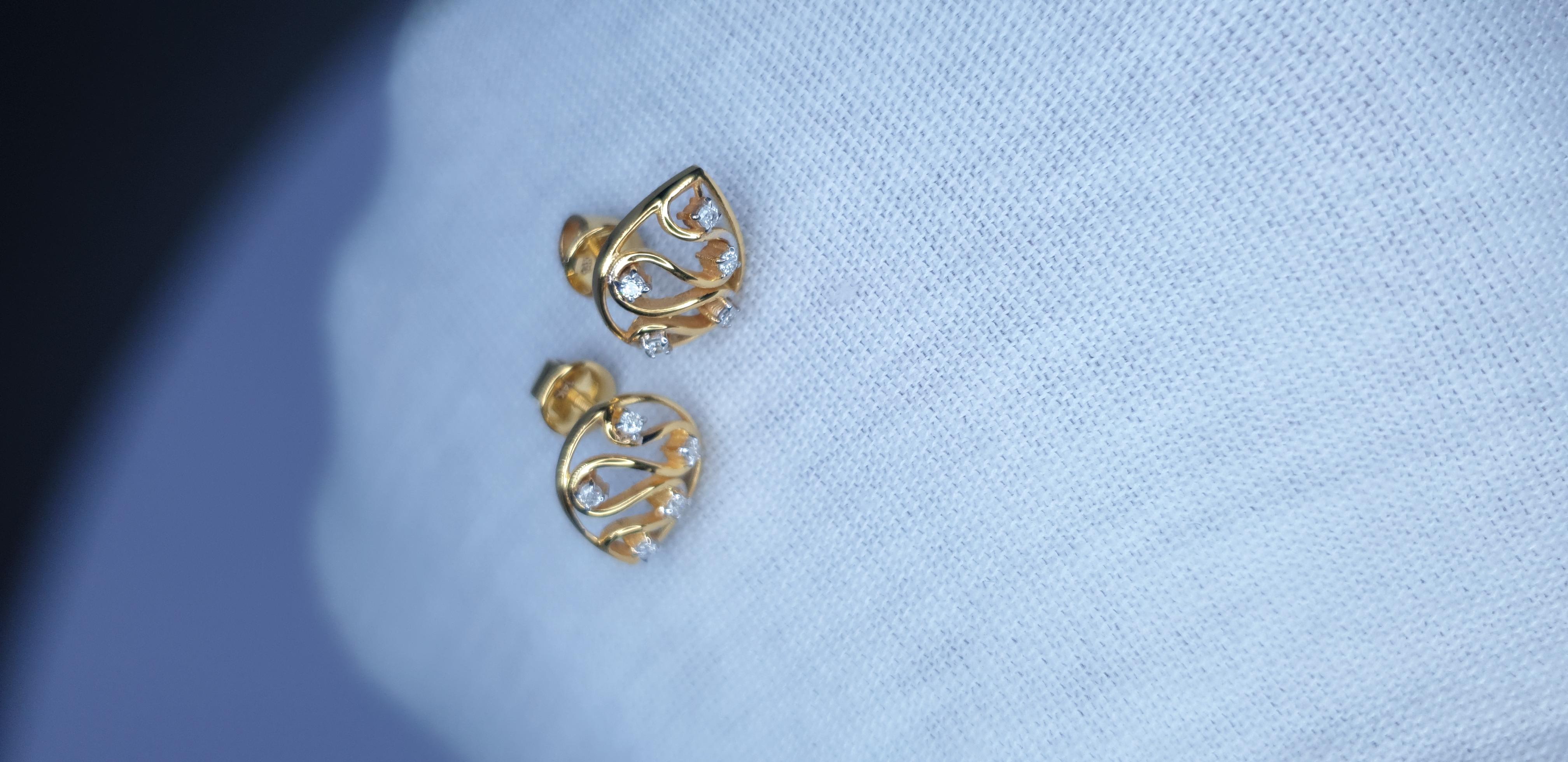 Boucles d'oreilles en or massif 14K avec diamants en forme de goutte. en vente 2