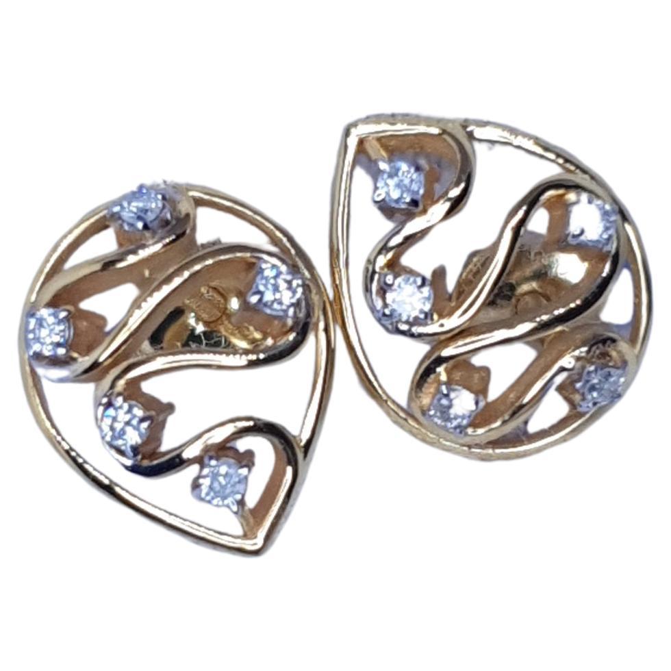 Boucles d
oreilles en or massif 14K avec diamants en forme de goutte.