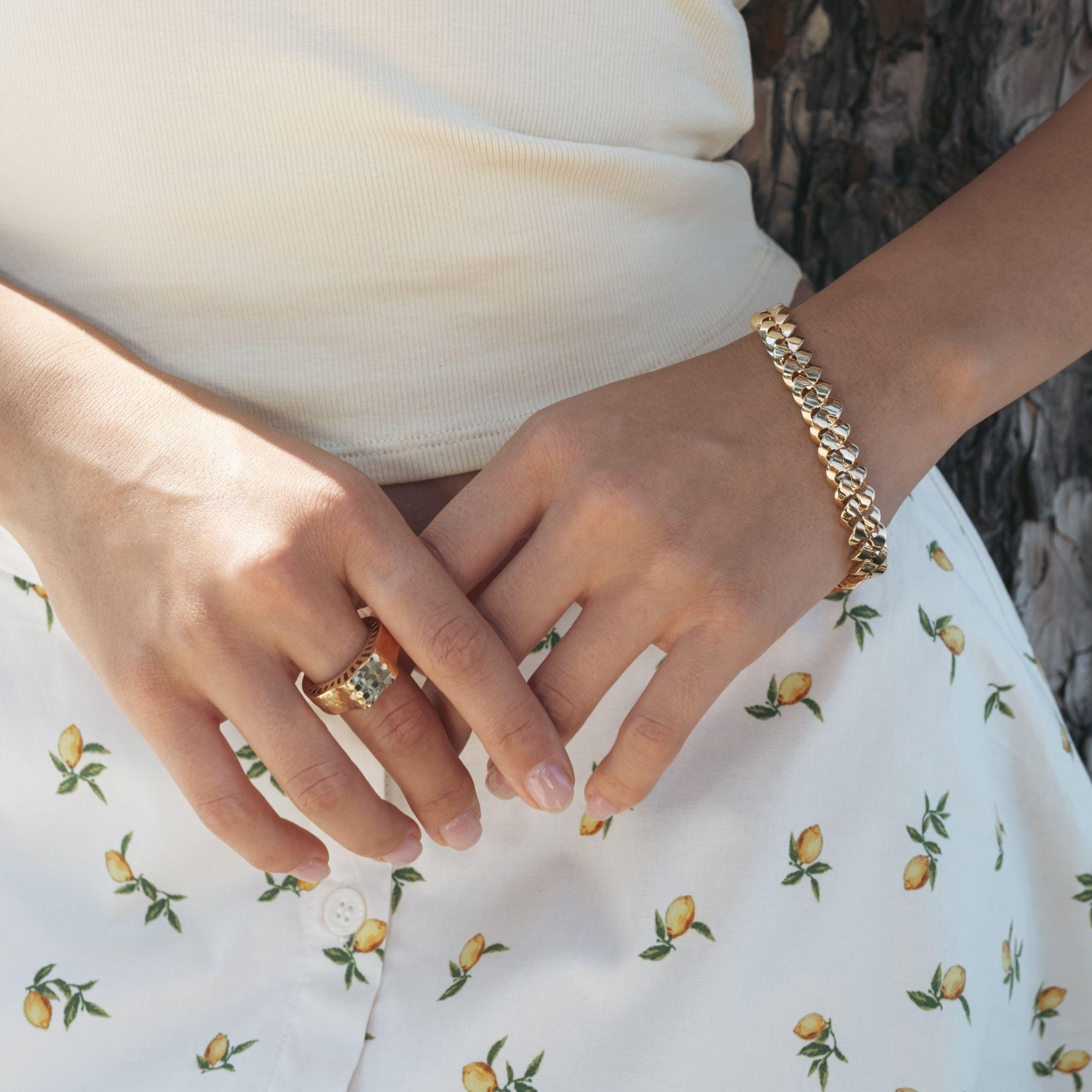 Le bracelet à maillons cubains Dualis reflète la philosophie de Zelveti, qui consiste à trouver l'harmonie dans les contrastes. Fabriqué à la main en or massif 14K, ce bracelet à maillons cubains est une pièce unisexe polyvalente qui offre deux