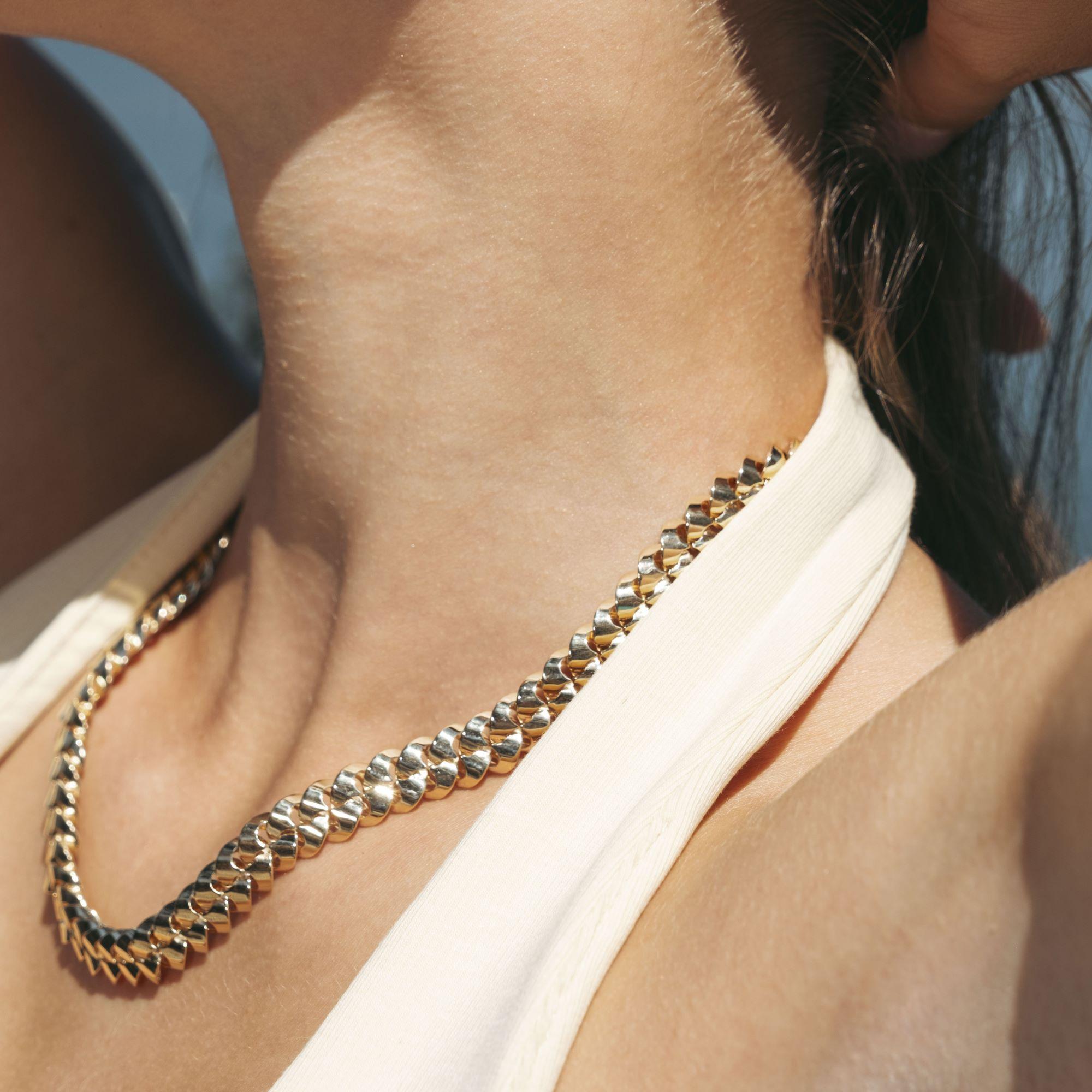 Erleben Sie zeitlose Vielseitigkeit mit der 14K Solid Gold Dualis Cuban Link Chain Necklace von Zelveti, ein handgefertigtes Schmuckstück, das die Philosophie der Marke widerspiegelt, Harmonie in Kontrasten zu finden. Der Dualis ist mit einer