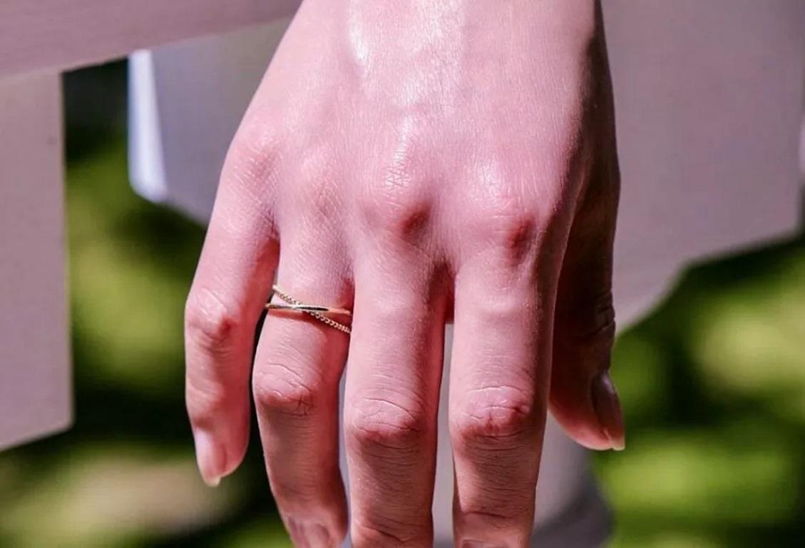 14k Solid Gold Duo Interlocking Band Eternity Ring In New Condition For Sale In Chicago, IL