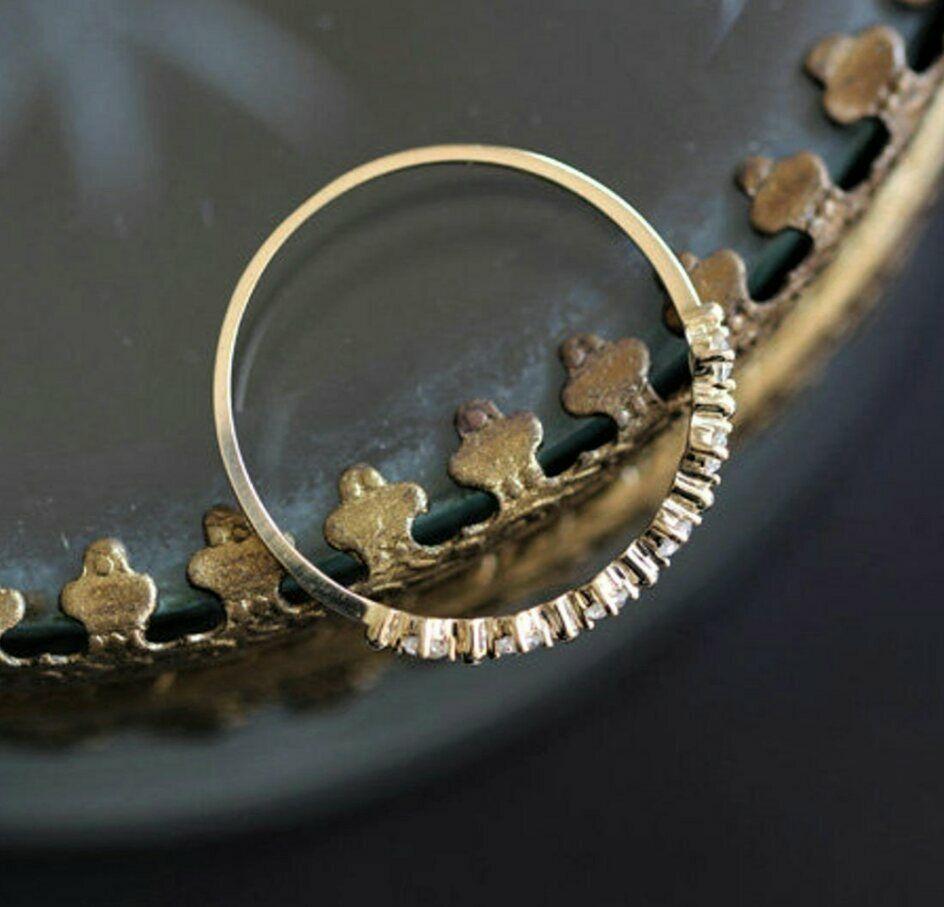 14k Massivgold Eleganter eleganter Stapelbarer dünner Ring Dainty Diamantring Damen Ring  (Ungeschliffen) im Angebot