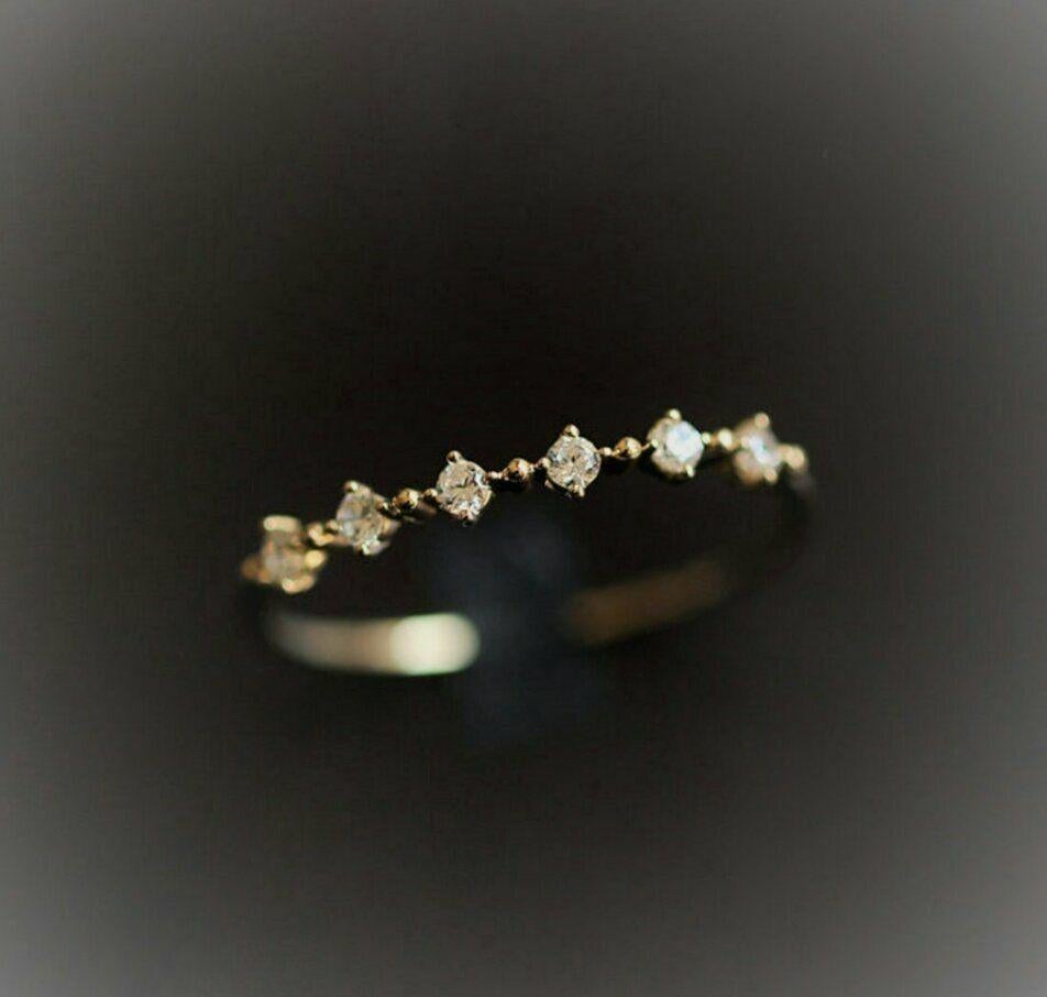 14k Massivgold Eleganter eleganter Stapelbarer dünner Ring Dainty Diamantring Damen Ring  im Zustand „Neu“ im Angebot in Chicago, IL