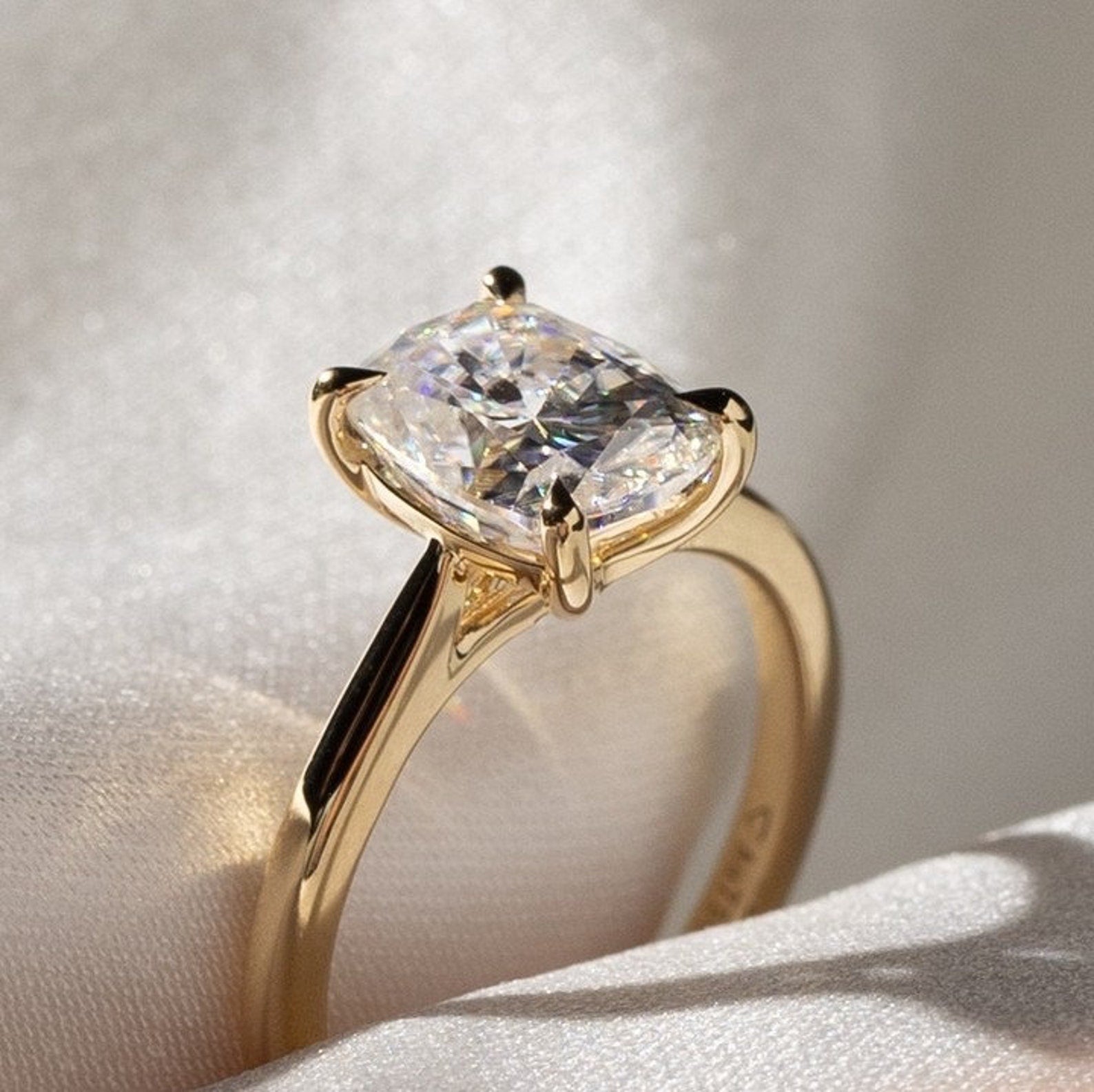 14k Massivgold  Länglicher Cushion Cut Moissanit 2 ct Verlobungsring . (Art déco)