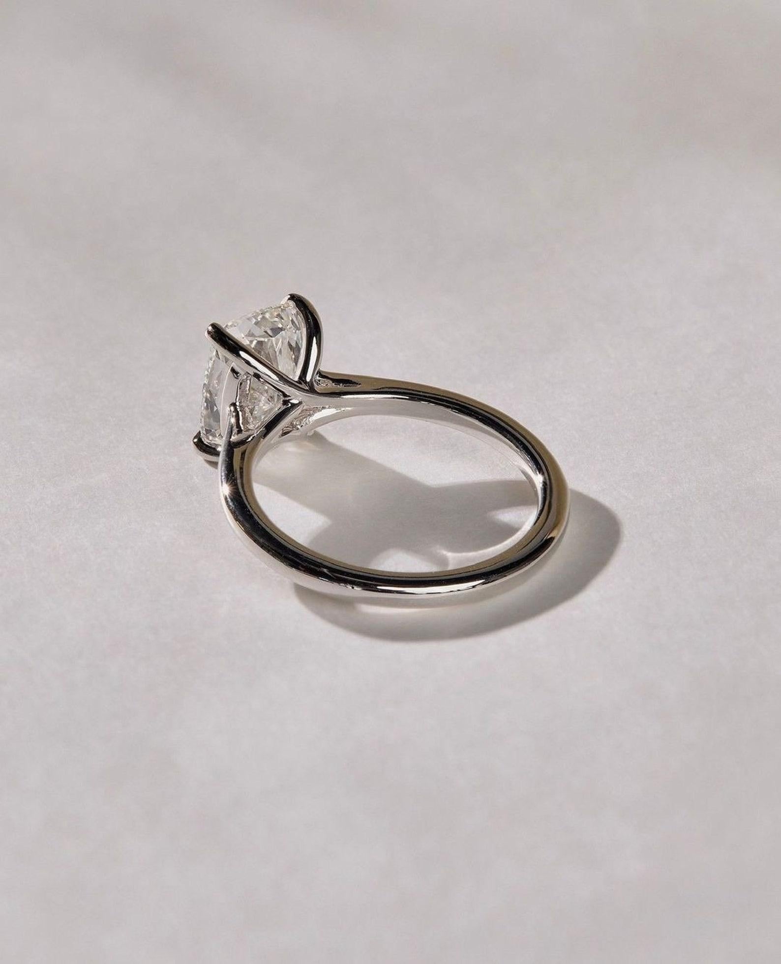 14k Massivgold  Länglicher Cushion Cut Moissanit 2 ct Verlobungsring . für Damen oder Herren