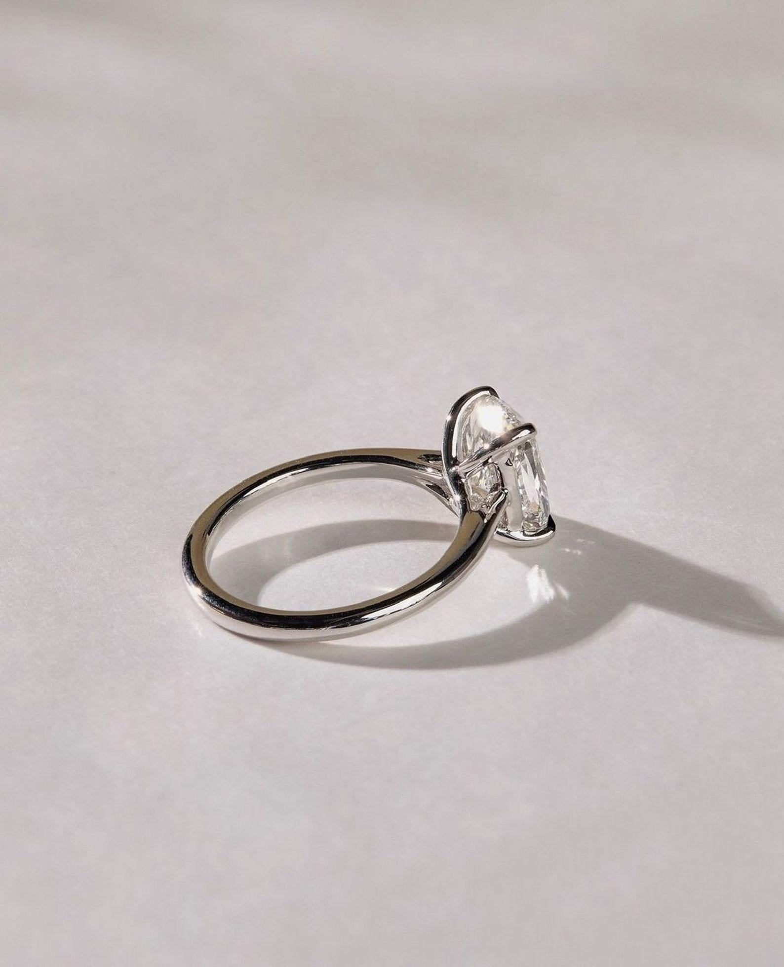 14k Massivgold  Länglicher Cushion Cut Moissanit 2 ct Verlobungsring . 1