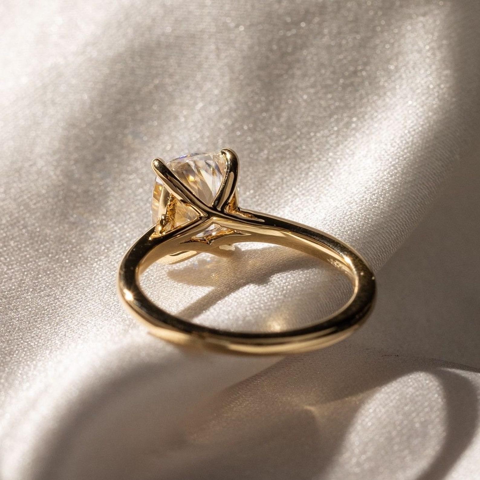 14k Massivgold  Länglicher Cushion Cut Moissanit 2 ct Verlobungsring . 3