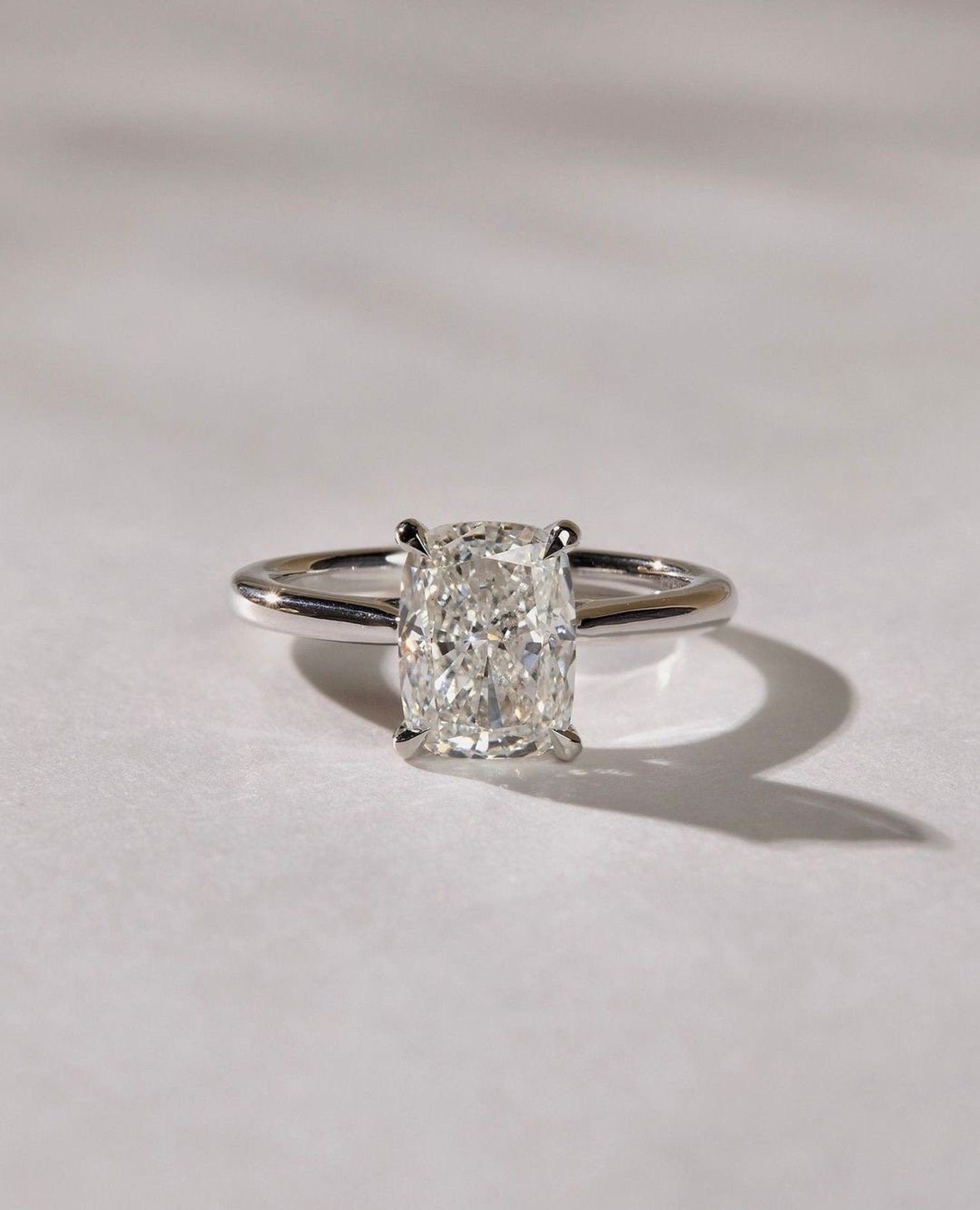 14k Massivgold  Länglicher Cushion Cut Moissanit 2 ct Verlobungsring .