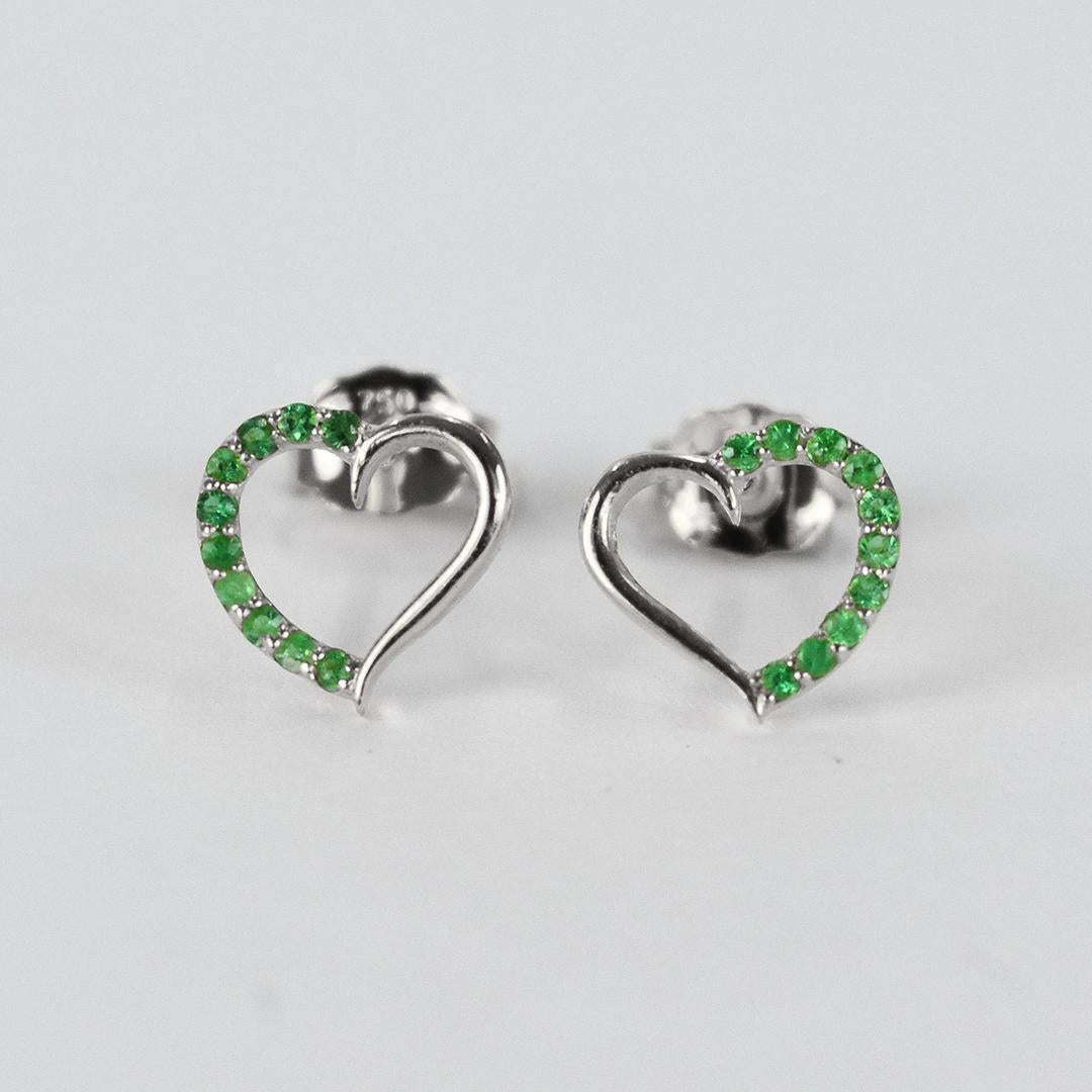 14k Solid Gold Emerald Stud Earrings Delicate Gold Heart Studs Valentine Jewelry In New Condition For Sale In Bangkok, TH