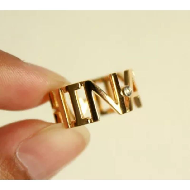Taglio rotondo Anello con nome personalizzato in oro massiccio 14k, diamante eternità 8 mm, largo in vendita