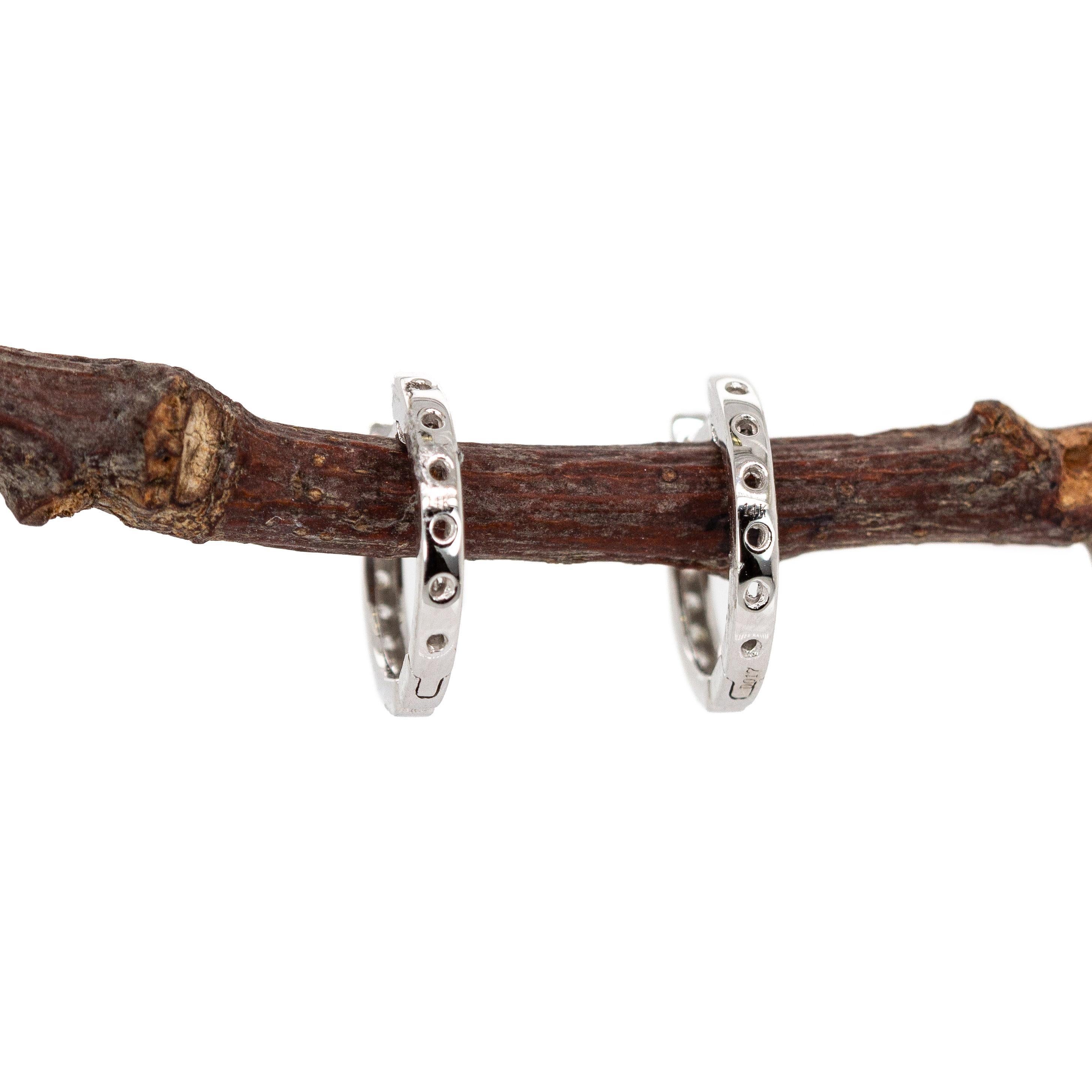 Anneaux en or massif 14K avec diamants provenant de sources éthiques  Fermeture par loquet en vente 1