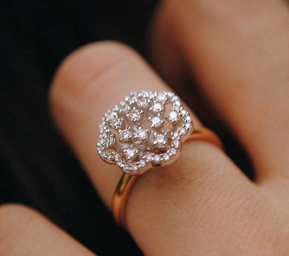 14k Massivgold Floral Cluster Diamant Statement-Blumen-Cluster-Ring (Rundschliff) im Angebot
