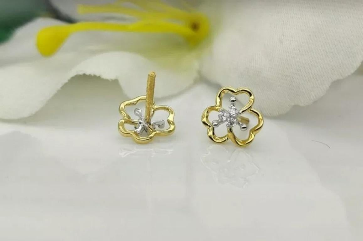 Pendiente de oro macizo de 14k Flor de diamantes Dainty Corte redondo en venta