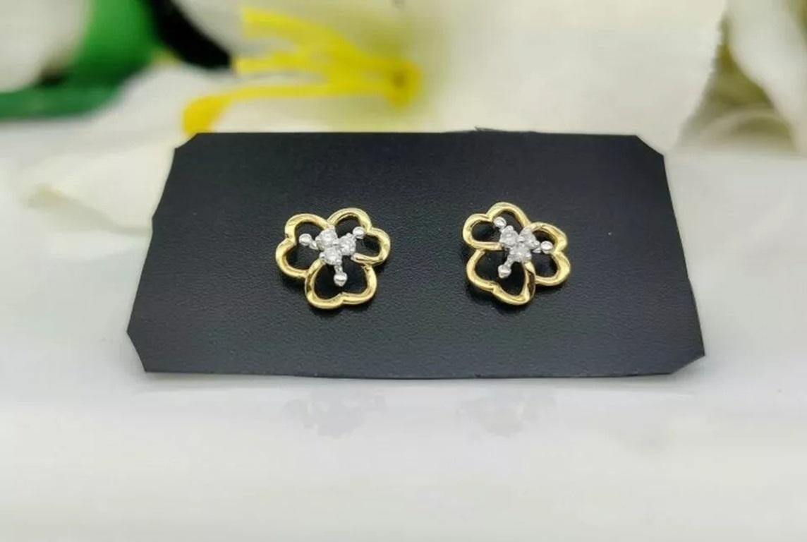 Pendiente de oro macizo de 14k Flor de diamantes Dainty en Nuevo estado para la venta en Chicago, IL