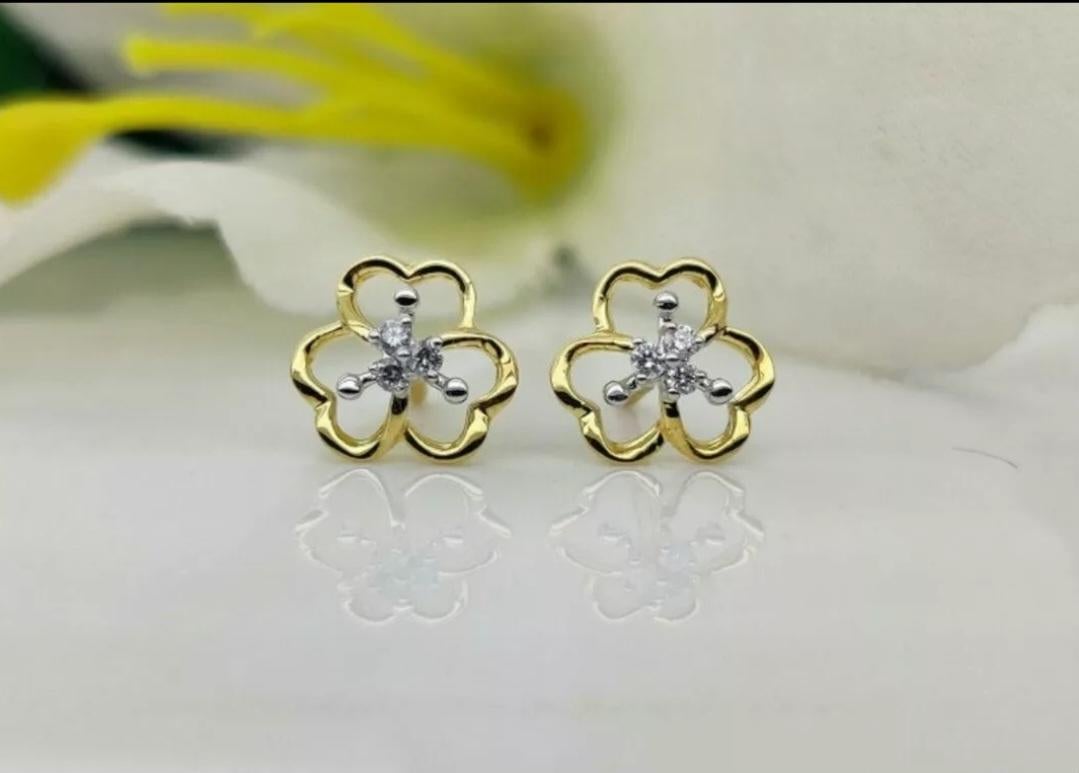 Boucles d'oreilles fleurs en or massif 14 carats avec diamants Clous d'oreilles Dainty Diamond Gold Earrings Neuf - En vente à Chicago, IL