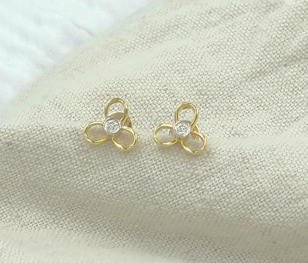 Boucle d'oreille fleur en or massif 14K avec diamant naturel Cadeau d'anniversaire en vente 5