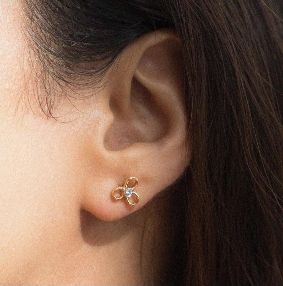 Boucle d'oreille fleur en or massif 14K avec diamant naturel Cadeau d'anniversaire Unisexe en vente