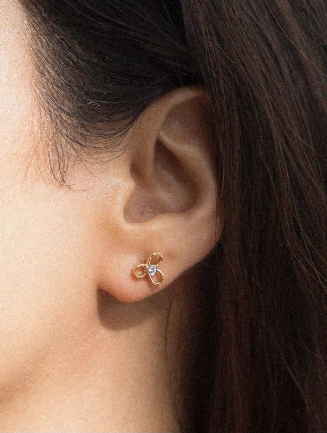 Boucle d'oreille fleur en or massif 14K avec diamant naturel Cadeau d'anniversaire en vente 2
