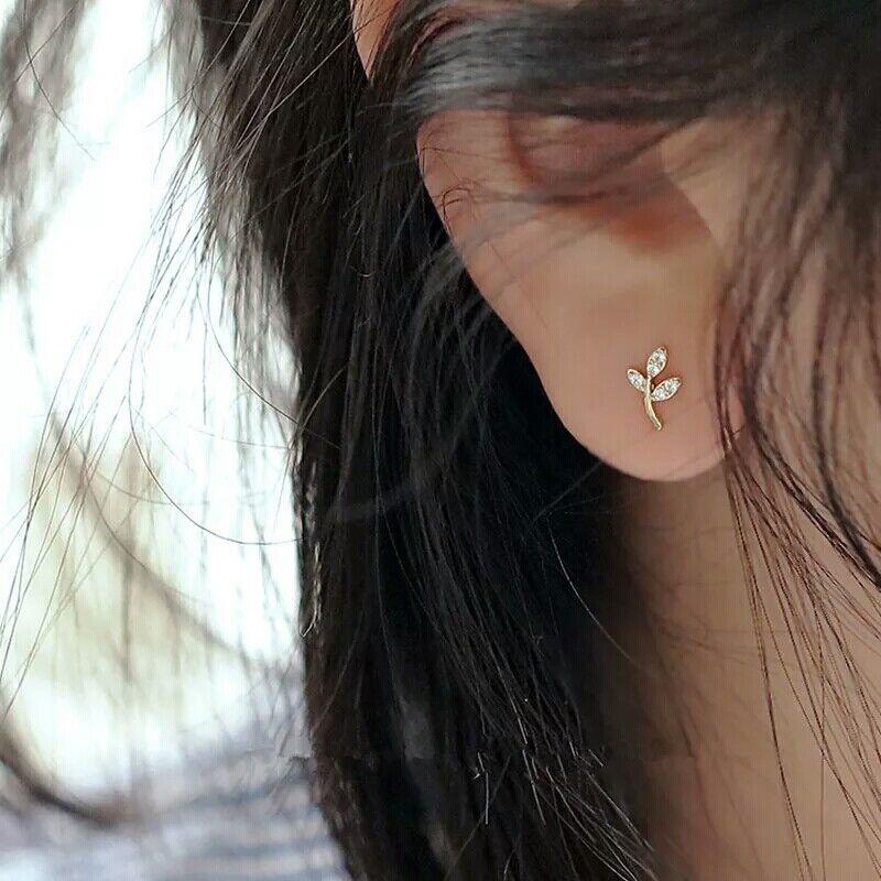 Boucles d'oreilles en or massif 14K à la feuille simple et à l'arbre de vie Boucles d'oreilles en diamant naturel Neuf - En vente à Chicago, IL