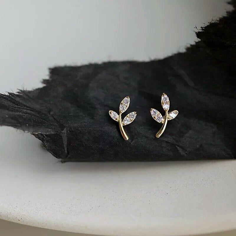 Boucles d'oreilles en or massif 14K à la feuille simple et à l'arbre de vie Boucles d'oreilles en diamant naturel Unisexe en vente