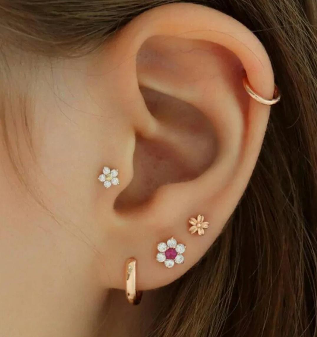 Spilla per piercing al naso/alle orecchie in oro massiccio 14K con diamante genuino e cartilagine a forma di fiore in vendita 4