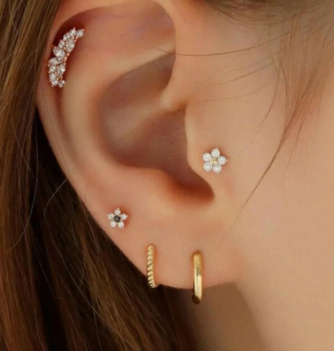 Spilla per piercing al naso/alle orecchie in oro massiccio 14K con diamante genuino e cartilagine a forma di fiore in vendita 3