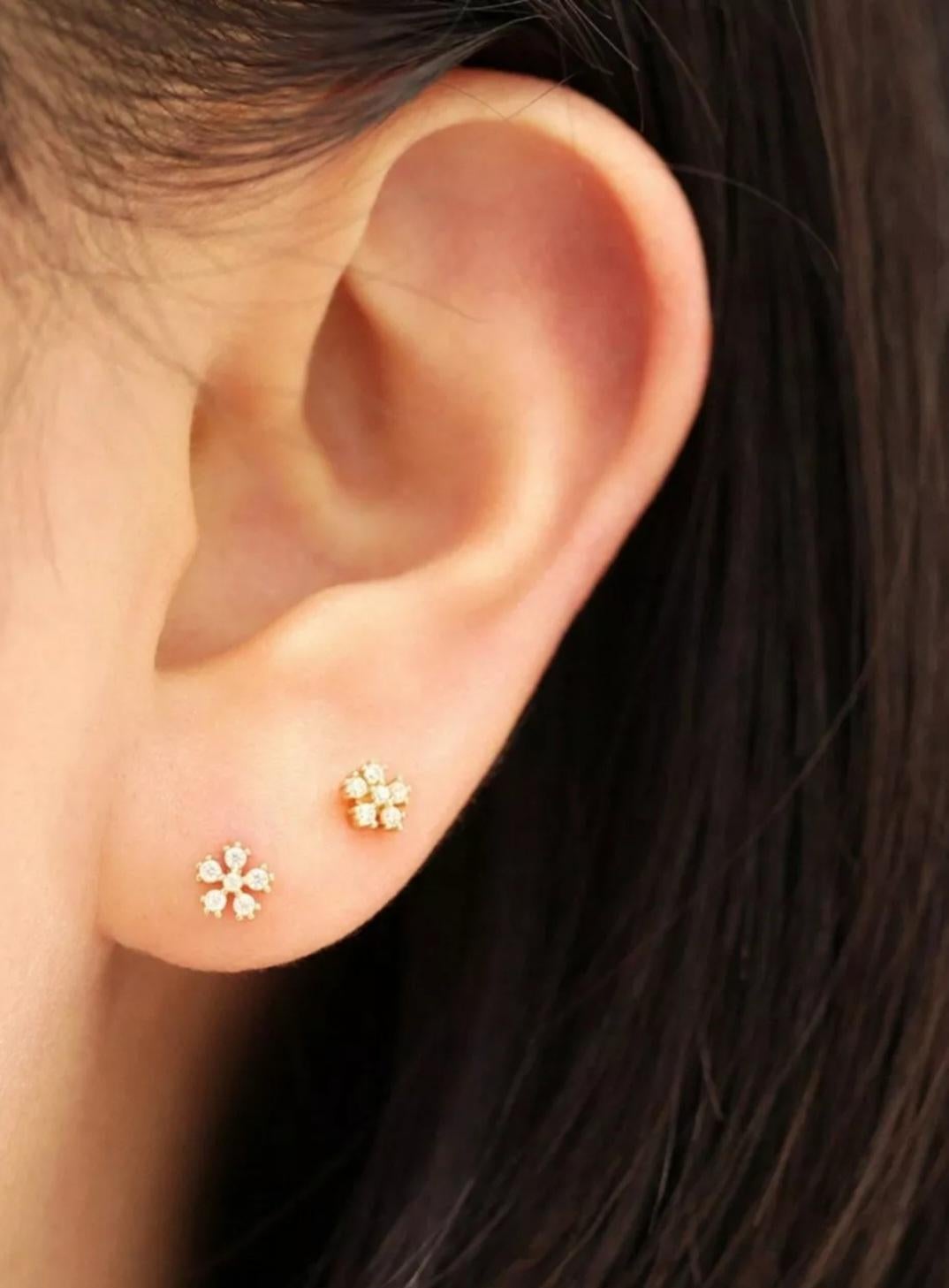 Round Cut 14K Solid Gold Genuine Diamond Snowflake Cartilage Flower Ear Stud Piercing Gift For Sale