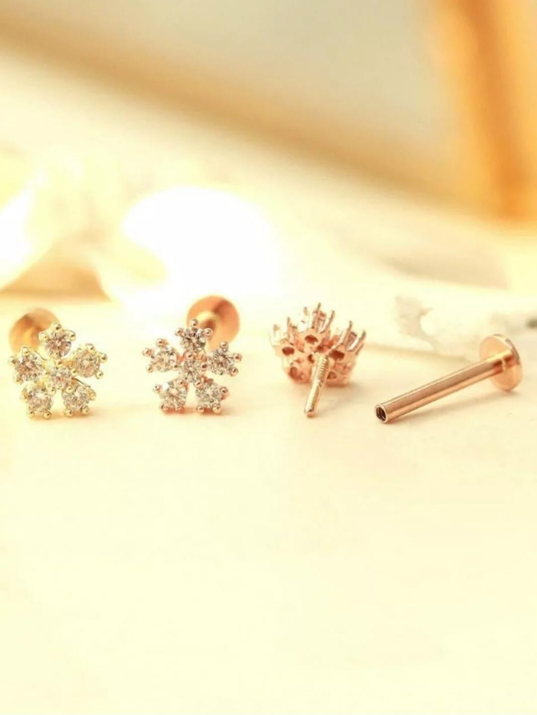 14K Solid Gold Genuine Diamond Snowflake Cartilage Flower Ear Stud Piercing Gift In New Condition For Sale In Chicago, IL