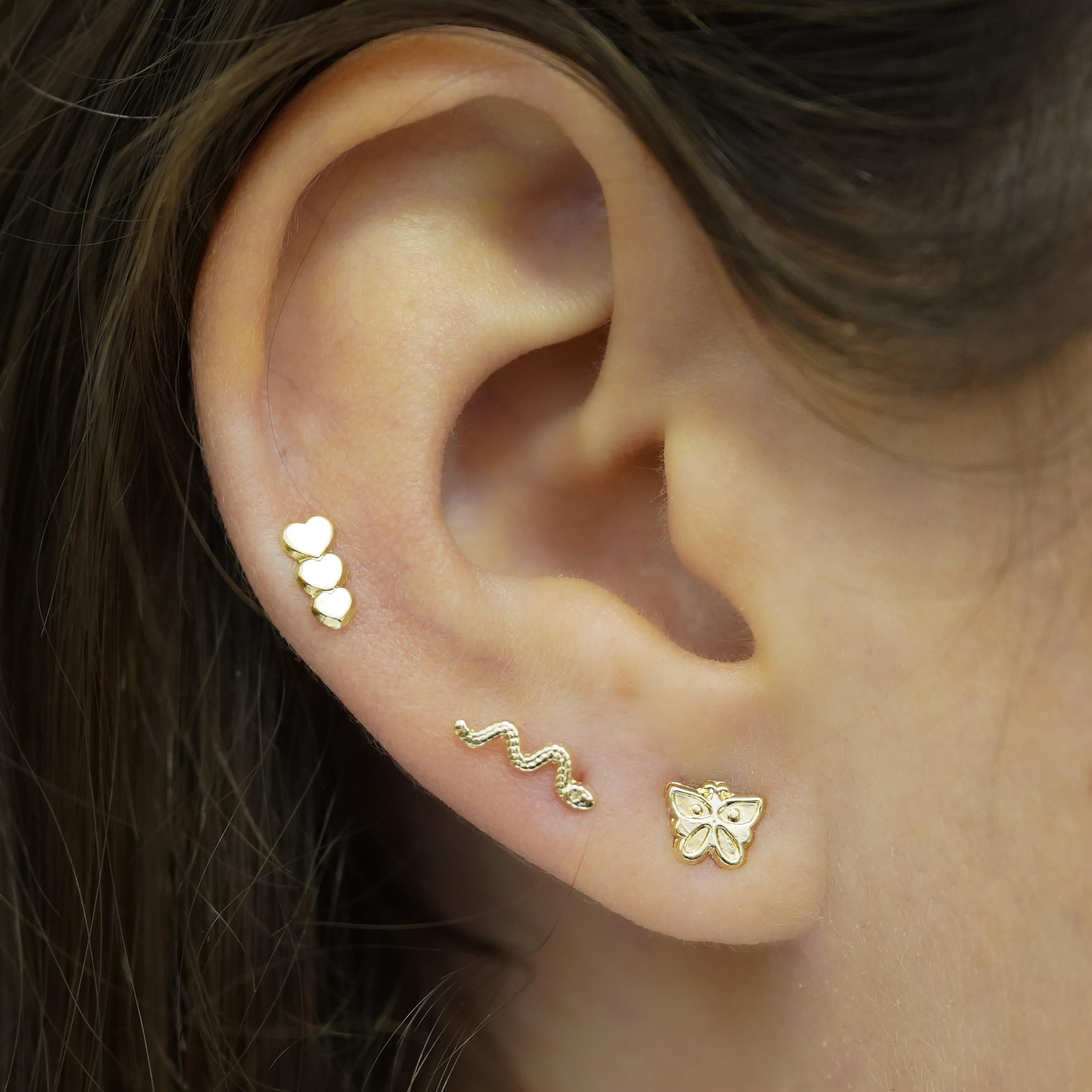 Orecchini a cuore graduati in oro massiccio 14K con chiusura a vite In condizioni Nuovo in vendita a Miami, FL