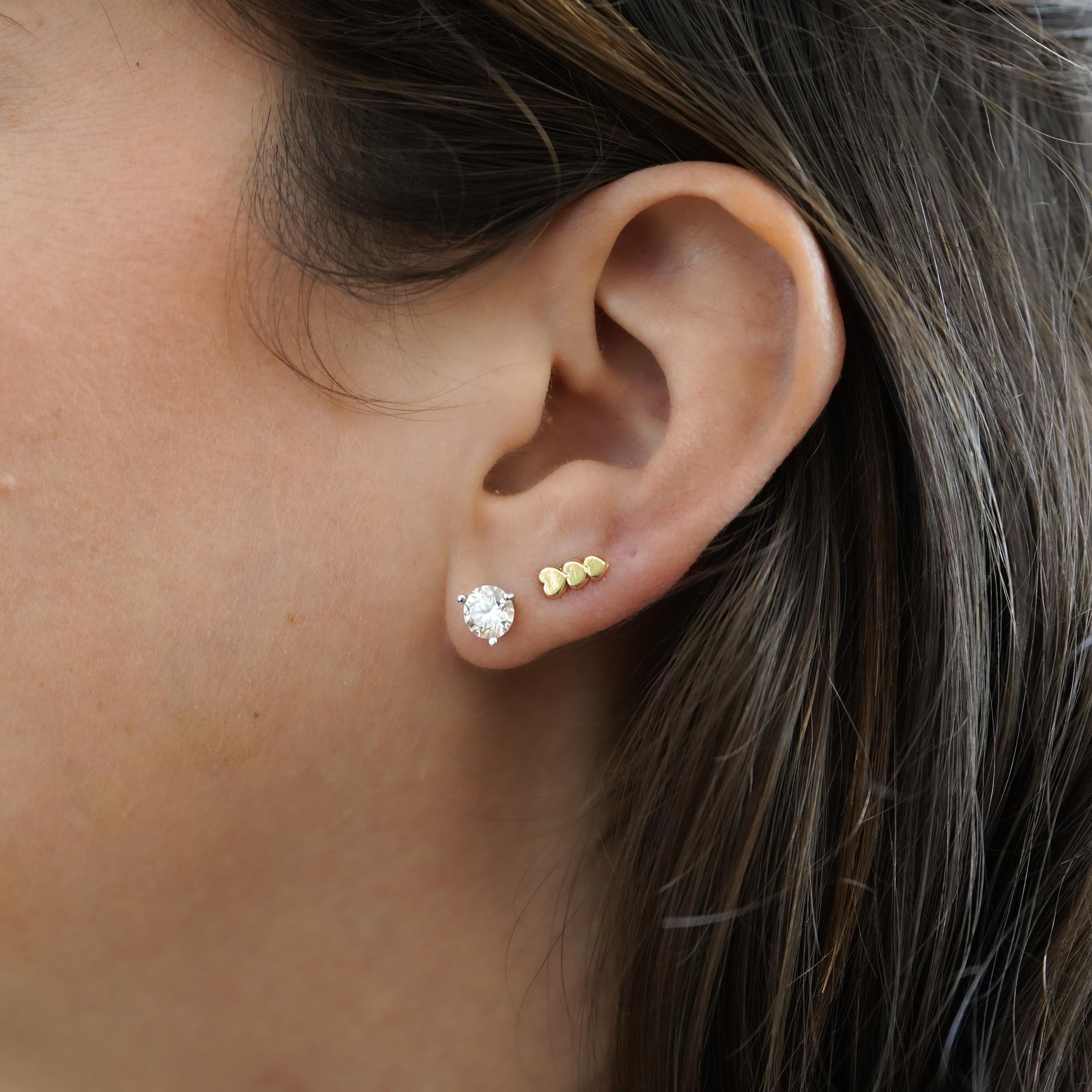 Orecchini a cuore graduati in oro massiccio 14K con chiusura a vite in vendita 2