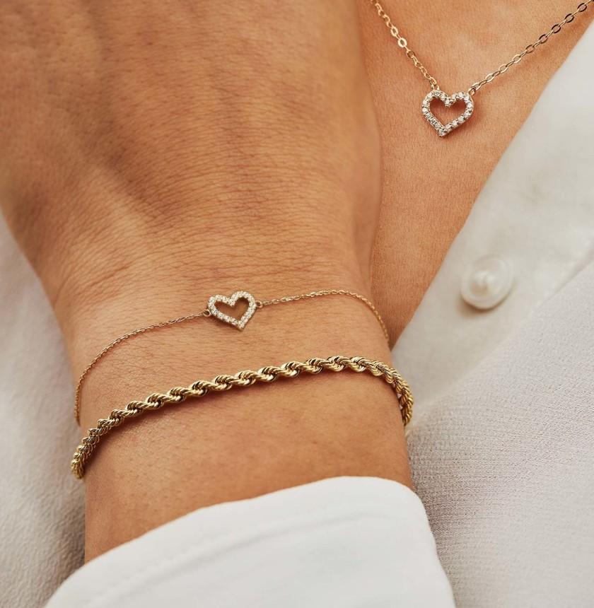  14k Solid Gold heart bracelet. Heart bracelets for women. Dainty charm bracelet. Sweet Heart Bracelet. Tiny Heart Bracelet.

Metal: 14k solid gold
Weight: 0.7 gr  
color: yellow 
Bracelet Length: 18 sm + 3 sm
Heart charm set with