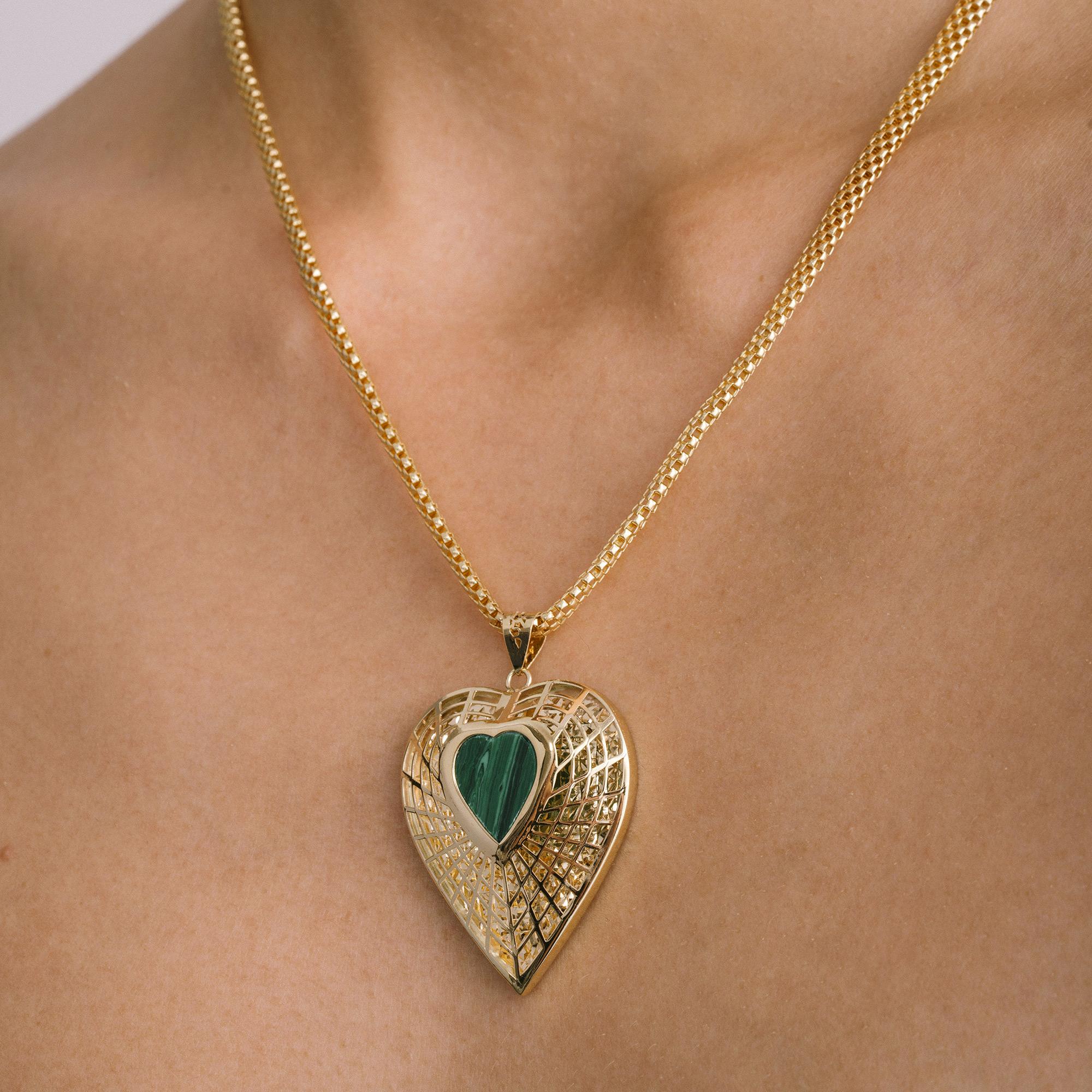 Este Colgante Corazón de Oro de 14 quilates con Malaquita Natural combina romanticismo, simbolismo y artesanía en un diseño atemporal. Perfecto como regalo significativo o como pieza central de tu cadena favorita, este colgante de malaquita es