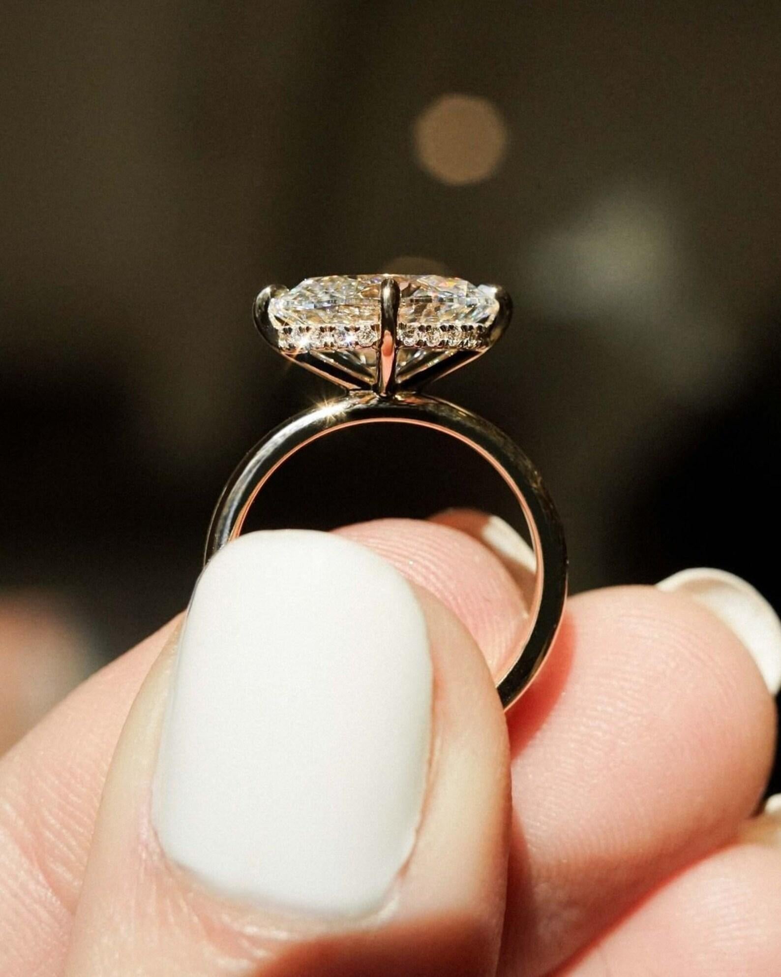 Anillo Halo Oculto de oro macizo de 14 quilates Anillo solitario de moissanita de corte ovalado. en Nuevo Estado en Chicago, IL