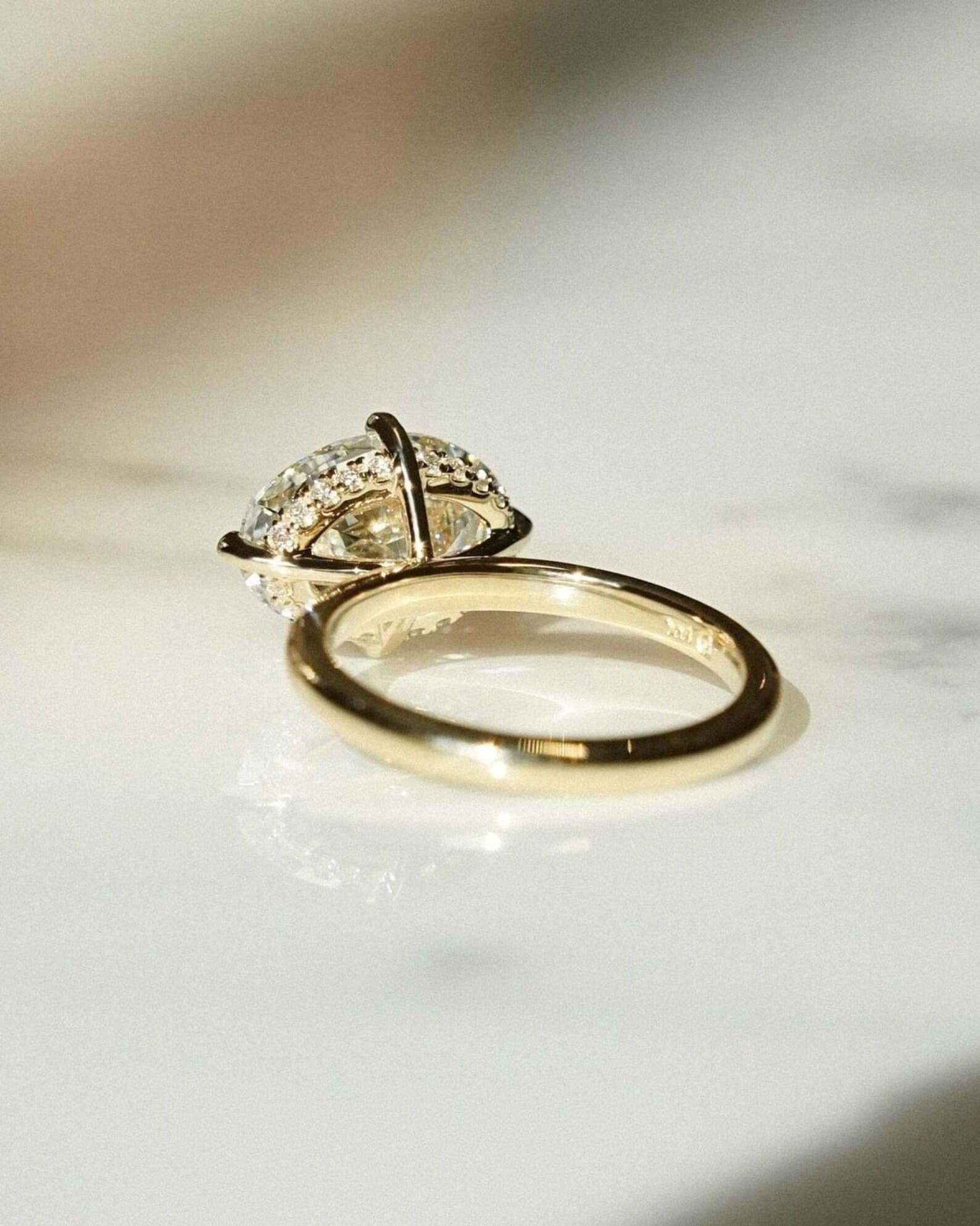 Femenino o masculino Anillo Halo Oculto de oro macizo de 14 quilates Anillo solitario de moissanita de corte ovalado.