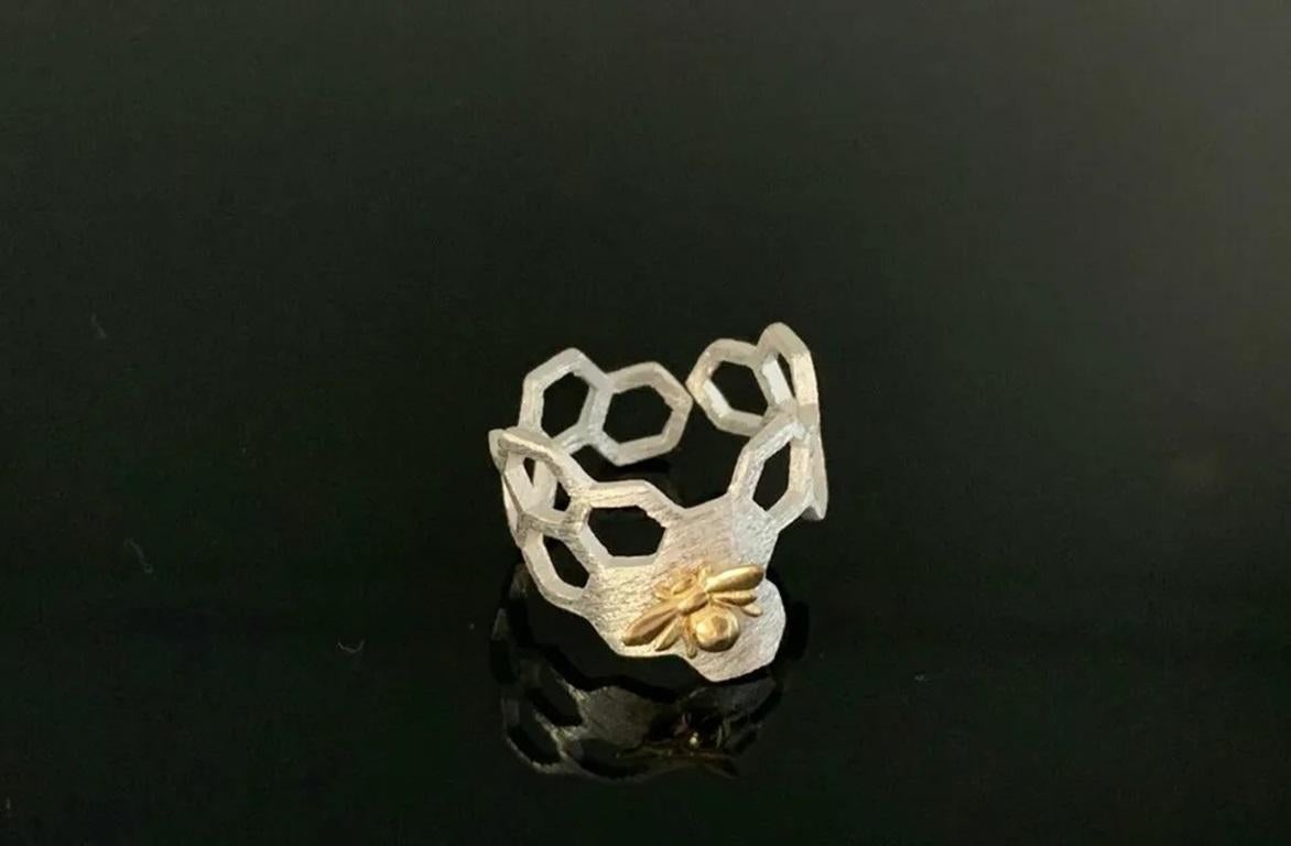 14k Solid Gold Honeycomb Designer Bee Ring In New Condition For Sale In Chicago, IL