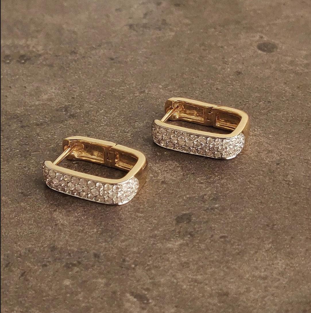 Taglio rotondo Orecchini con diamanti Huggie in oro massiccio 14K per donne, orecchini regalo di anniversario in vendita