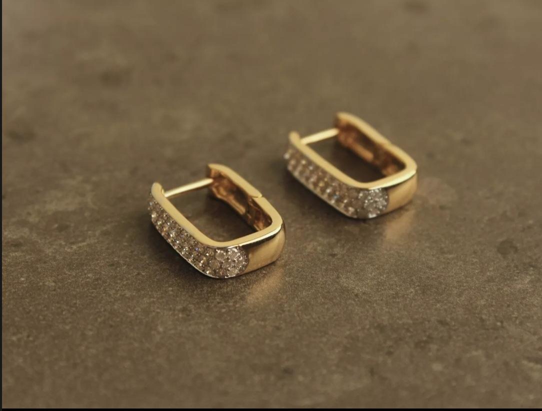 Orecchini con diamanti Huggie in oro massiccio 14K per donne, orecchini regalo di anniversario In condizioni Nuovo in vendita a Chicago, IL
