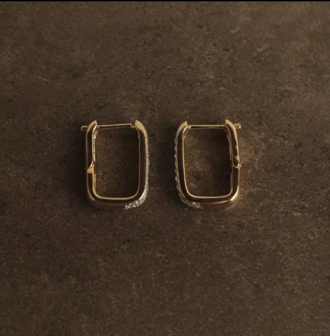 Orecchini con diamanti Huggie in oro massiccio 14K per donne, orecchini regalo di anniversario in vendita 1