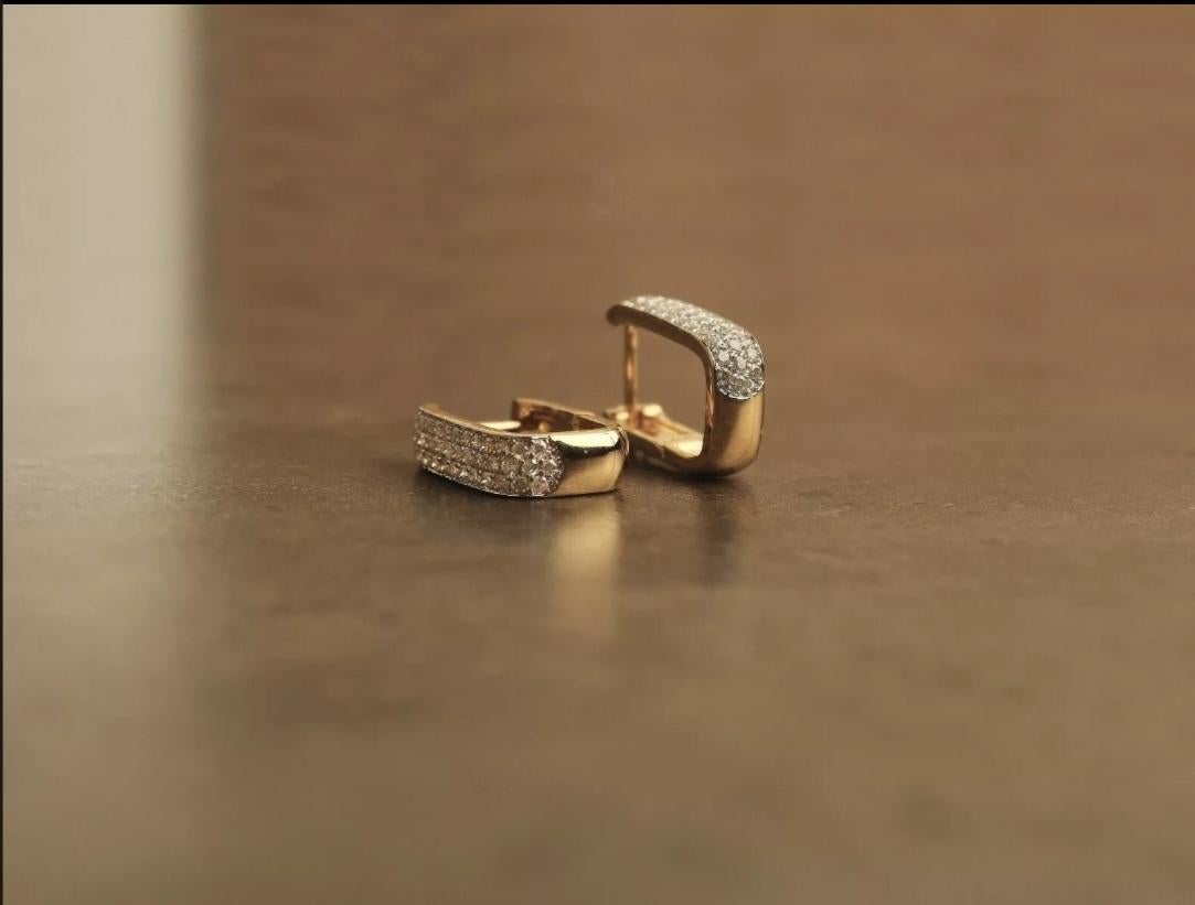 Orecchini con diamanti Huggie in oro massiccio 14K per donne, orecchini regalo di anniversario in vendita 2