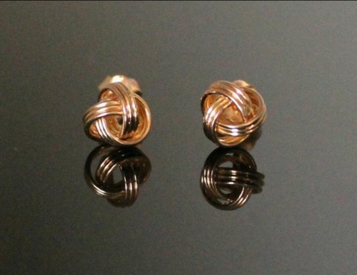 Oro massiccio 14k Infinity Twisted Knot Studs Gold Nose Ear Piercing Jewelry Gift.

Metallo di base
Oro rosa massiccio 14k
Calibro
18 g (1 mm)
Metallo
Oro rosa
Forma della pietra principale A. Stone
Rotondo
Articolo Lunghezza
7 mm
Materiale
oro