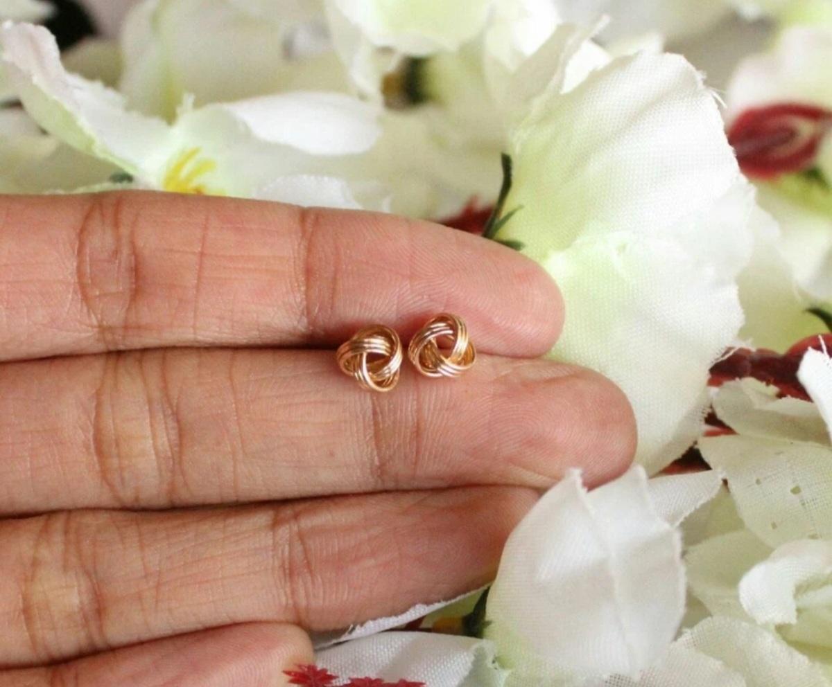 Oro massiccio 14k Infinity Twisted Knot Studs Gold Nose Ear Piercing Jewelry Gift. In condizioni Nuovo in vendita a Chicago, IL