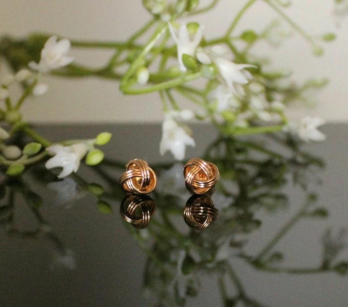 da uomo o donna Oro massiccio 14k Infinity Twisted Knot Studs Gold Nose Ear Piercing Jewelry Gift. in vendita