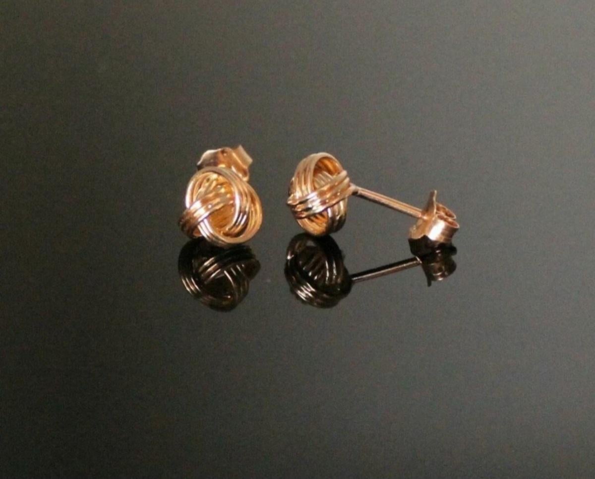 Oro massiccio 14k Infinity Twisted Knot Studs Gold Nose Ear Piercing Jewelry Gift. in vendita 1