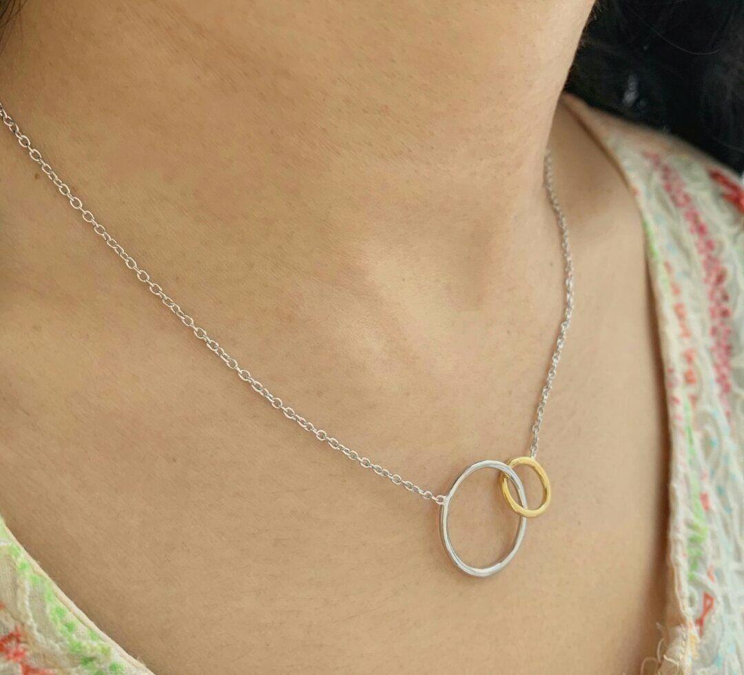 Collier pendentif cercle Karma imbriqué en or massif 14 carats Neuf - En vente à Chicago, IL