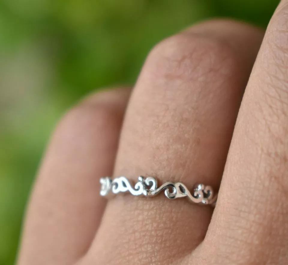 14k Solid Gold Ivy Vine Wedding Band Petite Lace Ring In New Condition For Sale In Chicago, IL