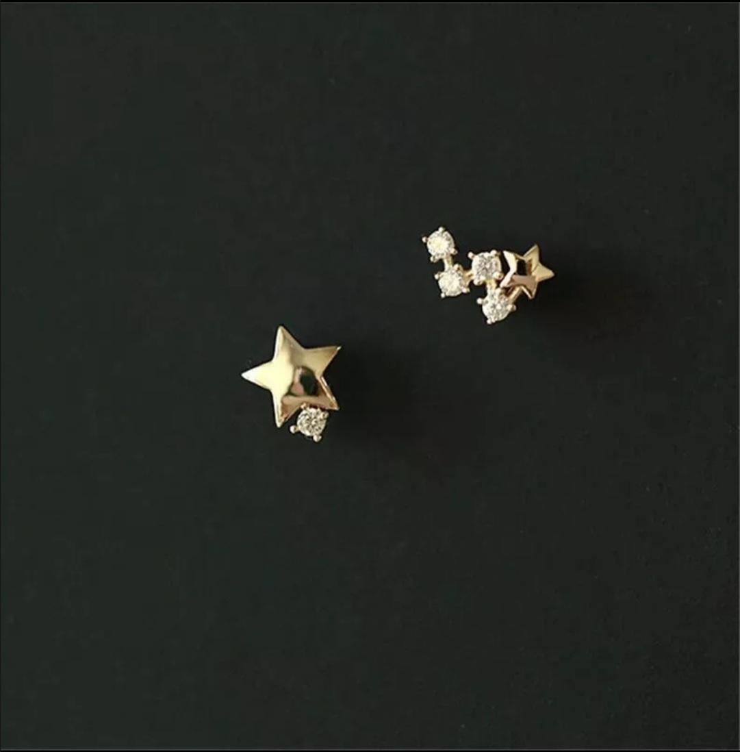 Orecchini a stella asimmetrici giapponesi in oro massiccio 14K Orecchini con diamante moderni da donna in vendita 4